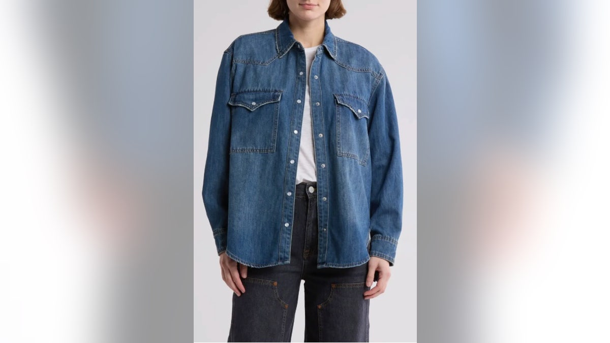 The Pistramandy Shacket offers both a comfortable and trendy oversized fit. Ideal for layering during transitional periods.